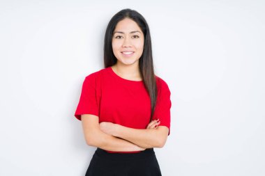 Mutlu yüz ile gülümseyerek kameraya seyir silah geçti arka plan üzerinde kırmızı t-shirt giyen güzel esmer kadın izole. Olumlu bir kişi.