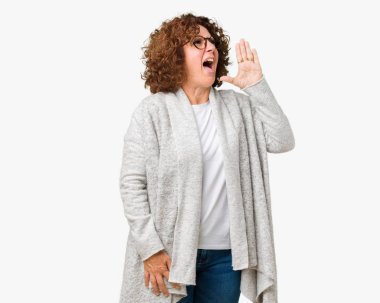 Ceket ve gözlük bağırarak ve ağzı üzerinde el ile yan için çığlık izole arka plan üzerinde giyen güzel orta ager üst düzey kadın. İletişim kavramı.