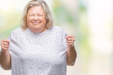 Kıdemli artı boyutu izole arka plan üzerinde beyaz kadın kolları olan başarı için heyecanlı zafer kutluyor gülümseyen kaldırdı. Kazanan kavramı.