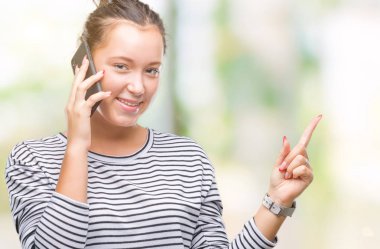 Genç güzel beyaz kadın Smartphone'da izole arka plan üzerinde çok el ve parmak ile tarafına işaret mutlu söz