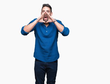 Genç yakışıklı adam ağzına sesle elleriyle kızgın bağırarak izole arka plan üzerinde