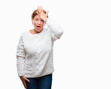 Atrractive üst düzey beyaz Kızıl saçlı kadın giyiyor kış kazak izole arka kafasına hata için el ile sürpriz üzerinde hata hatırlıyorum. Unuttum, kötü bellek kavramı.