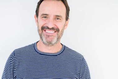 İzole arka plan ile bir mutlu ve serin yakışıklı üst düzey adam yüzünde gülümseme. Şanslı kişi.