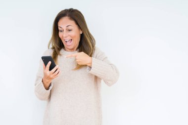 Orta yaş kadın Smartphone izole arka el ve parmak ile işaret çok mutlu üzerinde kullanma