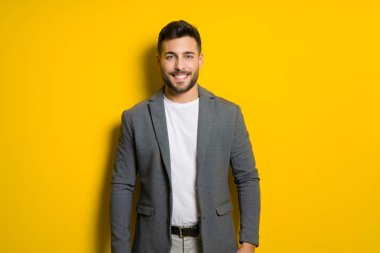 Yakışıklı delikanlı possing ve izole sarı arka plan üzerinde modelleme