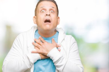 Orta yaş Arap ve izole arka plan bağırarak üzerinde giyen kazak erkek çünkü boğmak acı kendi ellerimle öldürürüm. Sağlık sorunu. Yaralarından ve intihar kavramı.