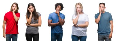 Afrikalı-Amerikalı bileşimi, İspanyol ve beyaz grup izole beyaz arka plan düşünme seyir üzerinde yorgun ve sıkılmış çapraz silah depresyon sorunları ile.