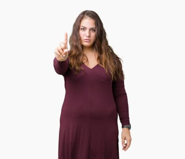 Güzel ve çekici artı boyutu genç kadın bir elbiseyle izole üzerinde arka plan işaret parmağını ve kızgın ifade ile