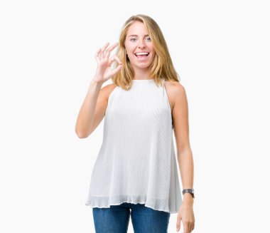 Gülümseyen izole arka plan üzerinde güzel genç zarif kadın el ve parmaklar ok işaretiyle yapıyor olumlu. Başarılı ifade.