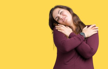 Güzel ve çekici artı boyutu genç kadın kendini mutlu ve olumlu sarılma, kendinden emin gülümseyen izole arka plan üzerinde elbise. Kendi aşk ve öz bakım