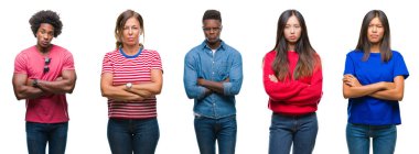 Afro-Amerikan, İspanyol ve Çinli grup izole beyaz arka plan şüpheci ve sinir, onaylamayan ifade yüz çapraz kolları üzerinde insan bileşimi. Negatif kişi.