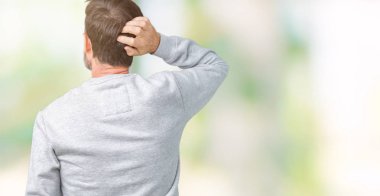 Yakışıklı orta yaş komuta sizde izole arka plan geriye düşünme hakkında şüphe kafasına el ile üzerinden bir kazak giyiyor