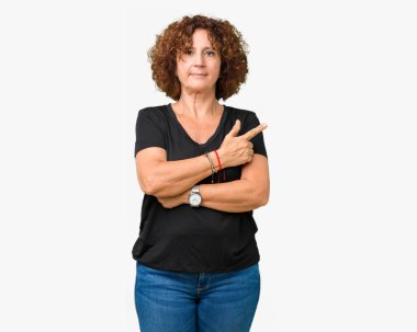 Güzel orta ager izole üst düzey kadın el parmak gösterilen reklam, ciddi ve sakin yüz tarafına işaret arka plan