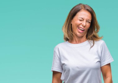 Orta yaş üst düzey İspanyol kadın seksi bir ifadeyle, neşeli ve mutlu yüzünü kameraya bakarak göz kırpıyor izole arka plan.