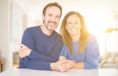 Birlikte evde oturan romantik orta yaş kaç