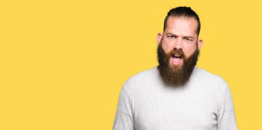 Şüpheci ve alaycı, şok yüzüne rahat kazak giyen genç sarışın adam açık ağız ile şaşırttı