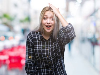 Sarışın genç kadın izole arka kafasına hata için el ile sürpriz üzerinde hata hatırlıyorum. Unuttum, kötü bellek kavramı.