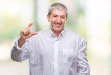 Üst düzey yakışıklı izole arka plan gülümseyen ve süre seyir ve kamera boyutu işaret parmaklarıyla yapıyor el ile kendinden emin eller üzerinde. Ölçü kavramı.