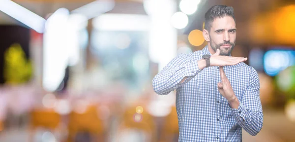 Joven Hombre Guapo Sobre Fondo Aislado Haciendo Tiempo Fuera Gesto —  Fotos de Stock