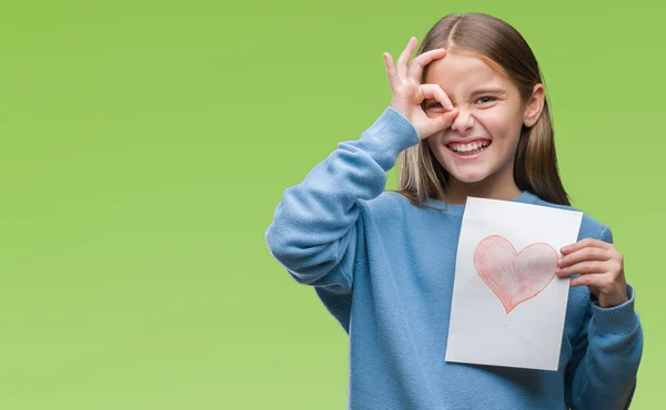指を通して見る目に手で サインをして笑っている幸せそうな顔で孤立した背景に母父ハート型赤日のカードを与える美しい少女 — ストック写真