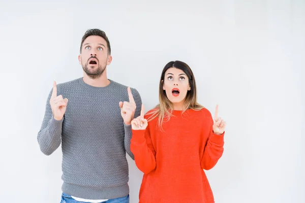 Joven Hermosa Pareja Togheter Sobre Aislado Fondo Sorprendido Sorprendido Mirando — Foto de Stock