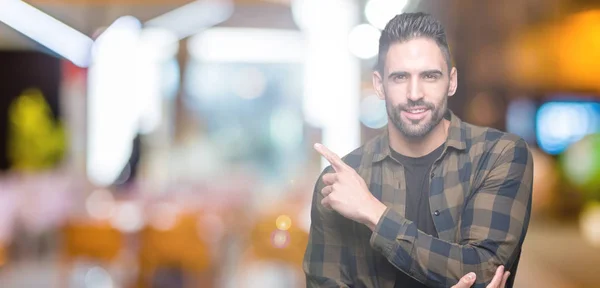 Joven Hombre Guapo Sobre Fondo Aislado Con Una Gran Sonrisa —  Fotos de Stock