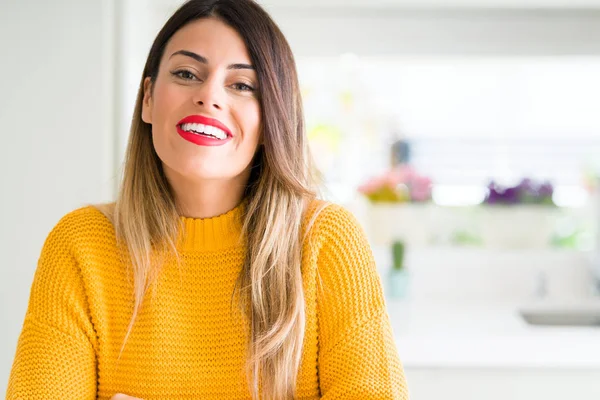 Jovem Mulher Bonita Vestindo Camisola Inverno Casa Com Sorriso Feliz — Fotografia de Stock