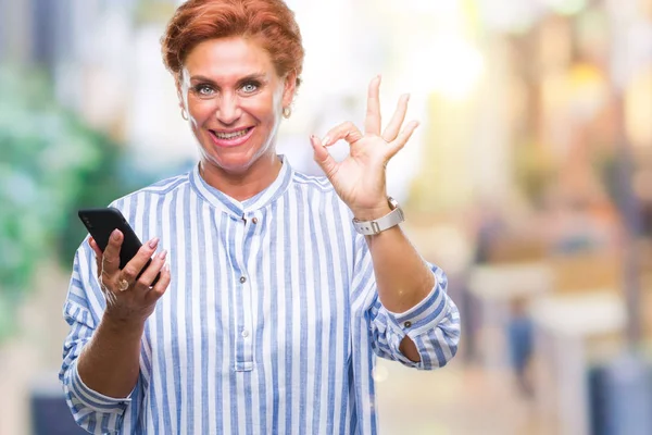 Atrractive Üst Düzey Beyaz Kızıl Saçlı Kadın Manifatura Smartphone Parmak — Stok fotoğraf