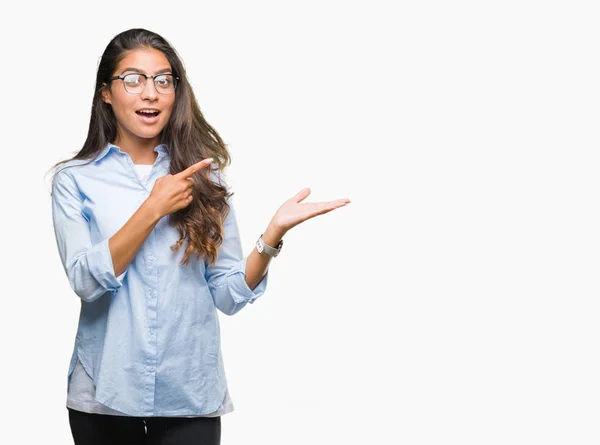 Joven Mujer Árabe Hermosa Con Gafas Sobre Fondo Aislado Sorprendido —  Fotos de Stock