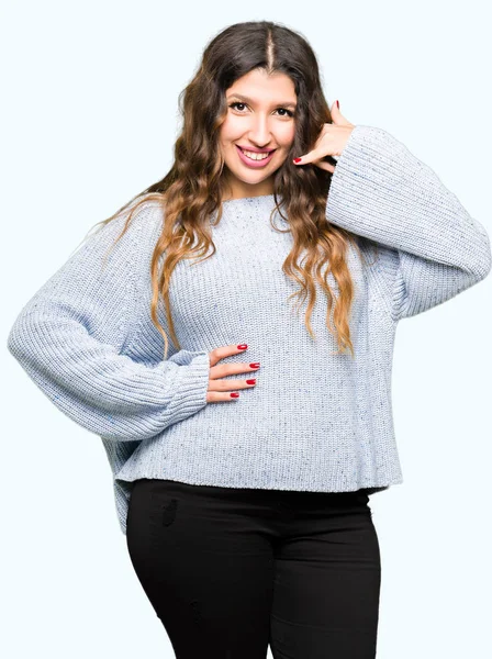 Mujer Hermosa Joven Vistiendo Suéter Invierno Sonriendo Haciendo Gesto Teléfono — Foto de Stock
