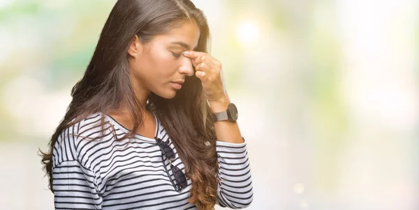 Giovane Bella Araba Donna Che Indossa Occhiali Sole Sfondo Isolato — Foto Stock