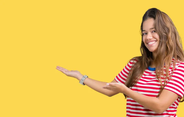 Jovem Bela Mulher Morena Vestindo Listras Shirt Sobre Fundo Isolado — Fotografia de Stock