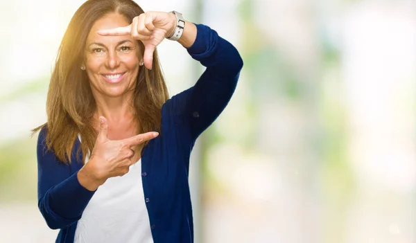 Rahat Güzel Orta Yaş Yetişkin Kadın Elle Yapma Çerçeve Parmakları — Stok fotoğraf