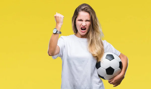 Jovem Bela Mulher Loira Segurando Bola Futebol Sobre Fundo Isolado — Fotografia de Stock