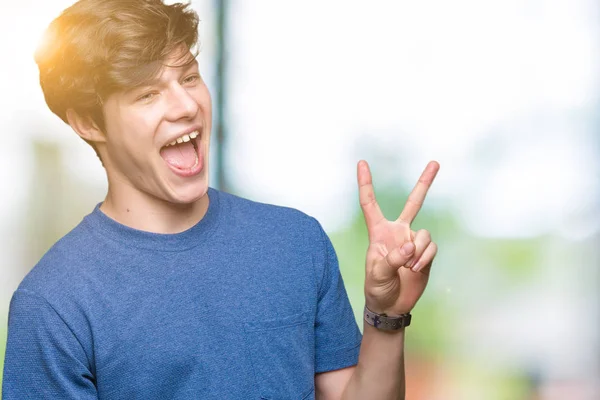 Homem Bonito Jovem Vestindo Camiseta Azul Sobre Fundo Isolado Sorrindo — Fotografia de Stock