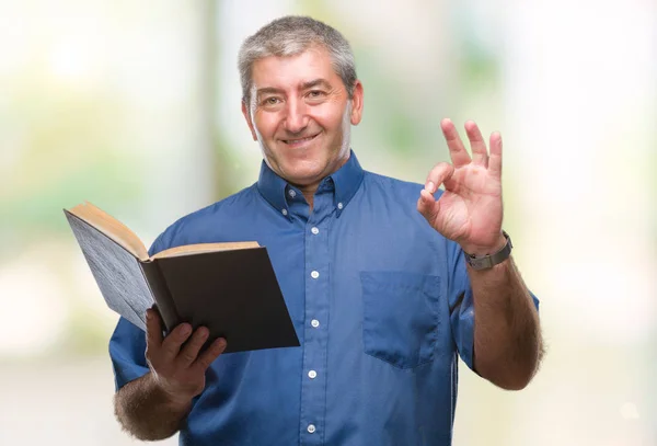 Bello Anziano Insegnante Uomo Leggendo Libro Sfondo Isolato Facendo Segno — Foto Stock