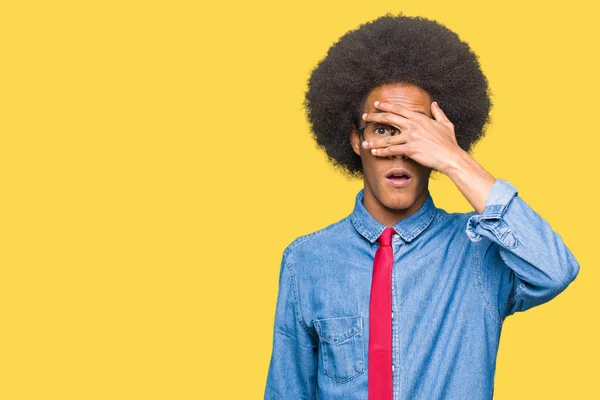 Молодих Афро Американських Бізнесменом Афро Волосся Носити Окуляри Червоний Краватку — стокове фото
