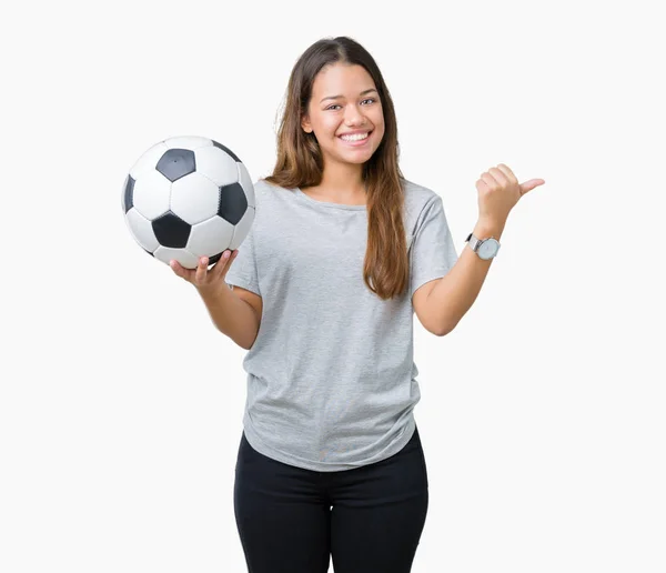 Μελαχρινή Νεαρή Όμορφη Γυναίκα Κρατώντας Την Μπάλα Ποδοσφαίρου Ποδοσφαίρου Πέρα — Φωτογραφία Αρχείου