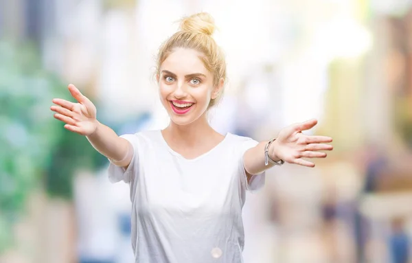 Joven Mujer Rubia Hermosa Con Camiseta Blanca Sobre Fondo Aislado — Foto de Stock