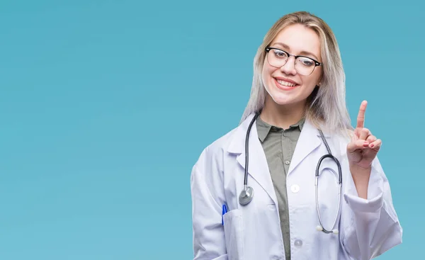 Genç Sarışın Doktor Kadın Parmak Gülümseyen Süre Bir Numara Ile — Stok fotoğraf
