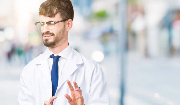 Νέος Επιστήμονας Επαγγελματίας Άνθρωπος Φορώντας Άσπρο Παλτό Πέρα Από Απομονωμένο — Φωτογραφία Αρχείου