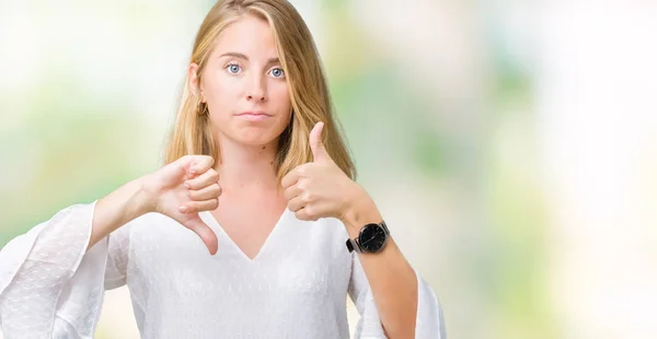 Hermosa Joven Elegante Mujer Sobre Fondo Aislado Haciendo Pulgares Hacia —  Fotos de Stock