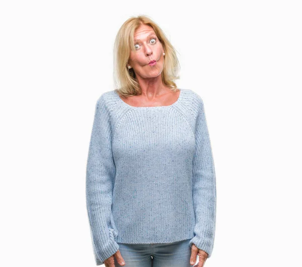 Mujer Rubia Mediana Edad Con Suéter Invierno Sobre Fondo Aislado — Foto de Stock