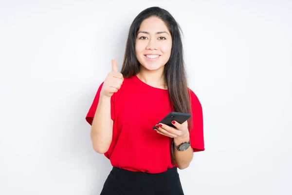 Jonge Brunette Vrouw Smartphone Geïsoleerde Achtergrond Blij Met Grote Glimlach — Stockfoto