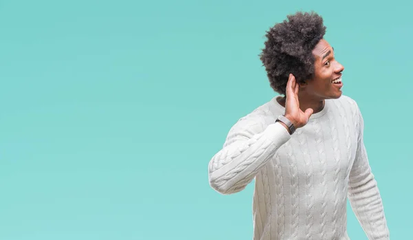 Hombre Afroamericano Sobre Fondo Aislado Sonriendo Con Mano Sobre Oído — Foto de Stock