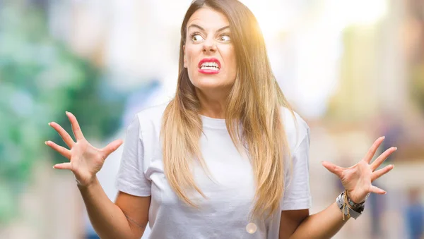 Joven Hermosa Mujer Casual Camiseta Blanca Sobre Fondo Aislado Loco — Foto de Stock