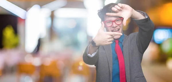 Unga Stiliga Affärsman Röda Glasögon Över Isolerade Bakgrund Leende Gör — Stockfoto