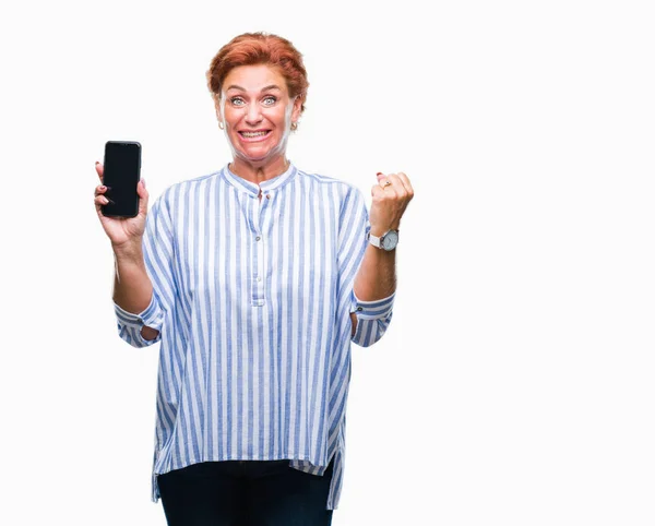 Atraktive Ältere Kaukasische Rothaarige Frau Zeigt Smartphone Bildschirm Vor Isoliertem — Stockfoto