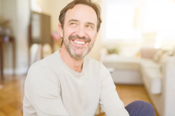 Guapo Hombre Mediana Edad Sentado Suelo Sonriendo Cámara Casa —  Fotos de Stock