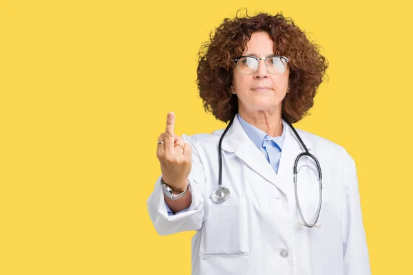 Medio Ager Senior Doctor Mujer Sobre Aislado Fondo Mostrando Medio — Foto de Stock